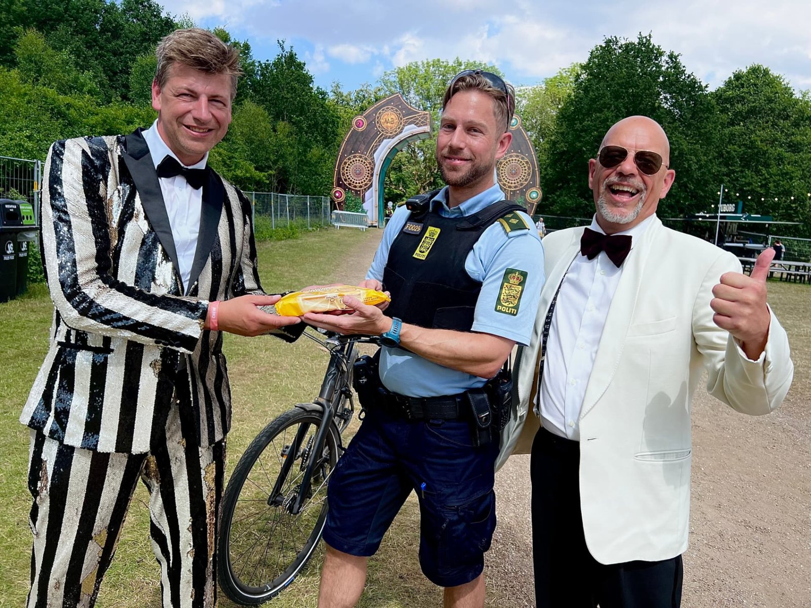 Rasmus Skovmand og Erling Hjernø med en betjent på festival